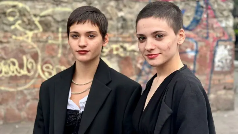 Gêmeas Separadas no Nascimento e Reencontro Através do TikTok