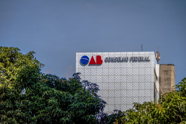 Diálogo Insuficiente: OAB Propõe PEC para Direito dos Advogados